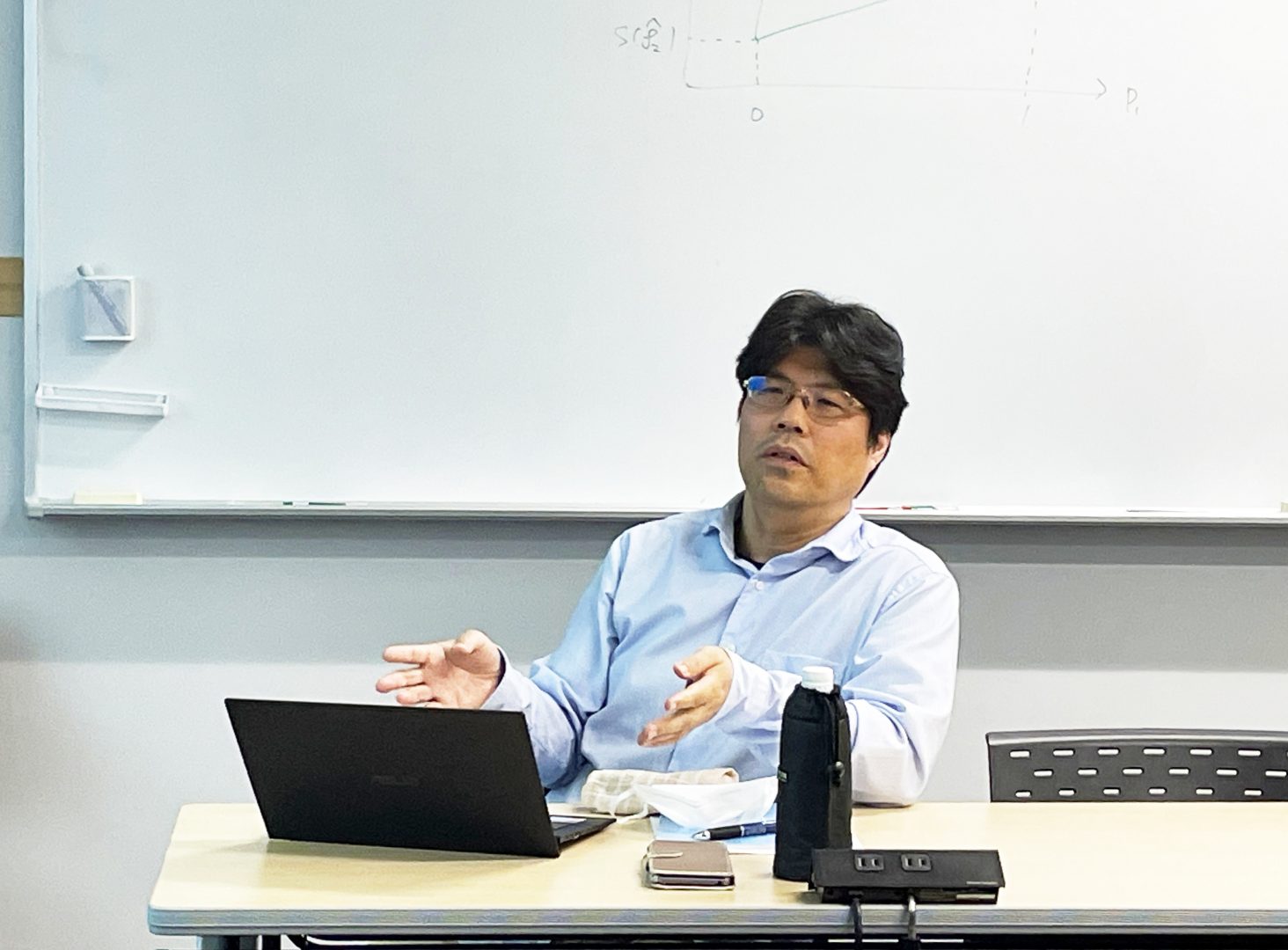 ゼミで指導する宇佐見庄五先生