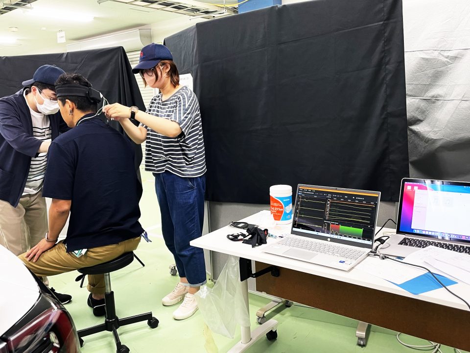 生理計測実験をする周さん（右端）