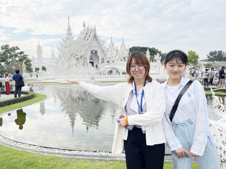 国際会議のエスカレーションにて同じ川澄研究室の金航さんと一緒に（左）