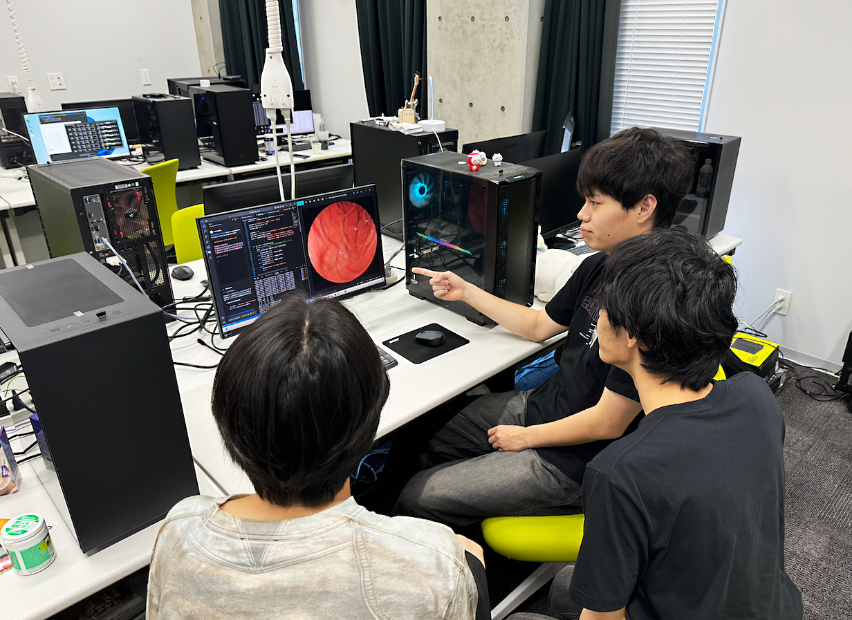 コンピュータ支援診断を議論する学生たち