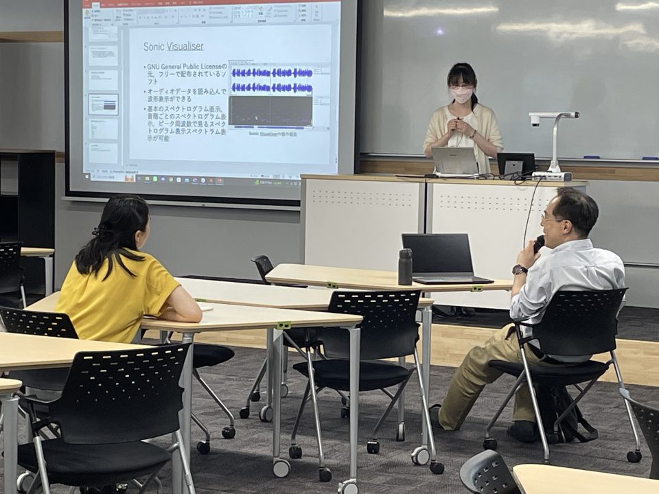旭・坂野研究室のゼミナールに参加 坂野先生と共にコメントする鈴木千文さん