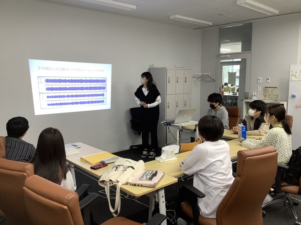 都市情報学部 鈴木千文ゼミナールの学生さんの発表風景