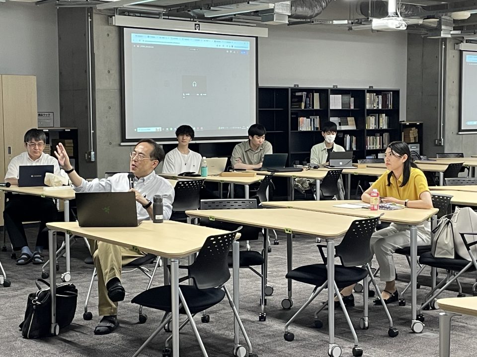 旭・坂野研究室のゼミナールに参加　左：旭先生・手前：坂野先生・右：鈴木千文さん
