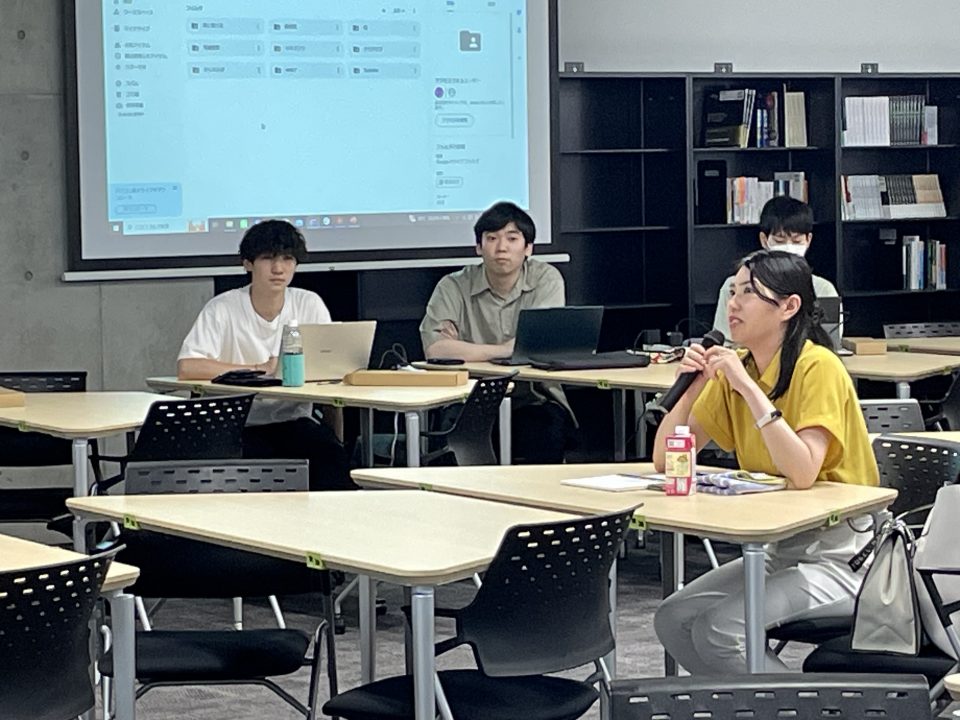 旭・坂野研究室のゼミナールに参加 質問する鈴木千文さん
