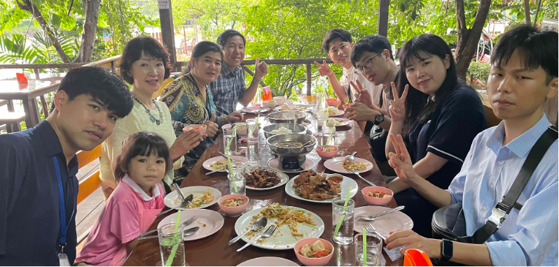 到着初日にオープンエアのレストランで歓迎会