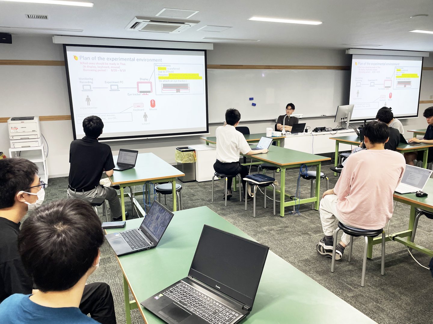 院生の研究計画を指導する野崎先生