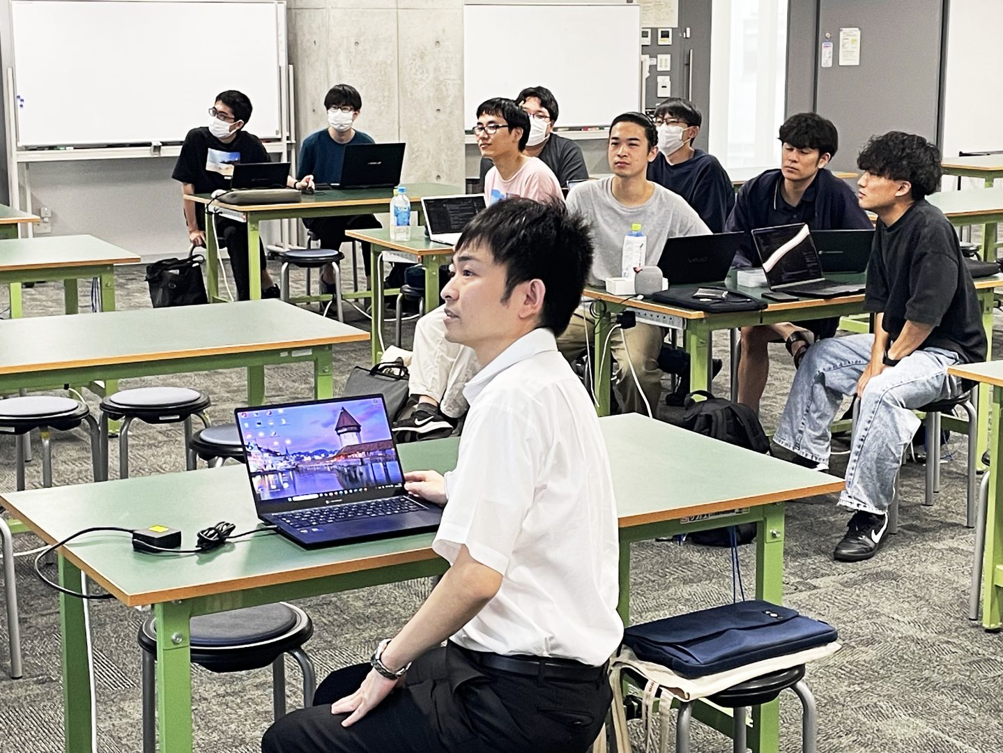 研究室の学生の進捗報告を聞く野崎先生