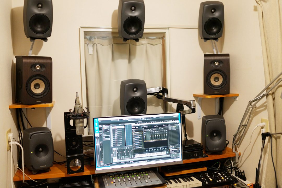 自宅のオーディオルーム兼音楽制作スタジオ。計13台のスピーカーが設置されている。