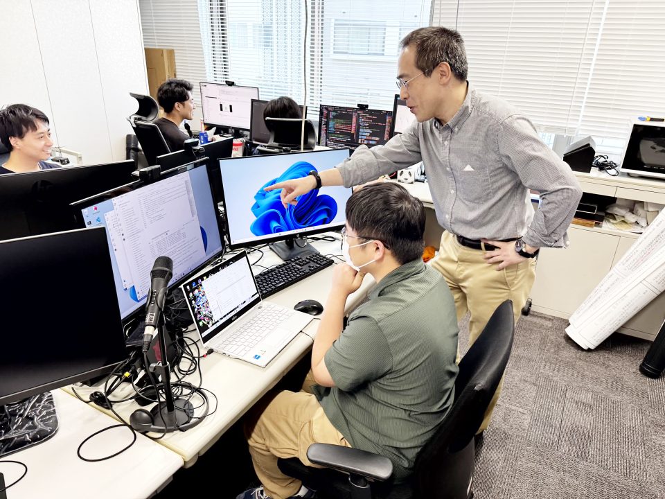 指導風景(学生居室)。Zoomを中心にゼミ等を行うと同時に、直接学生とディスカッションも行っている。