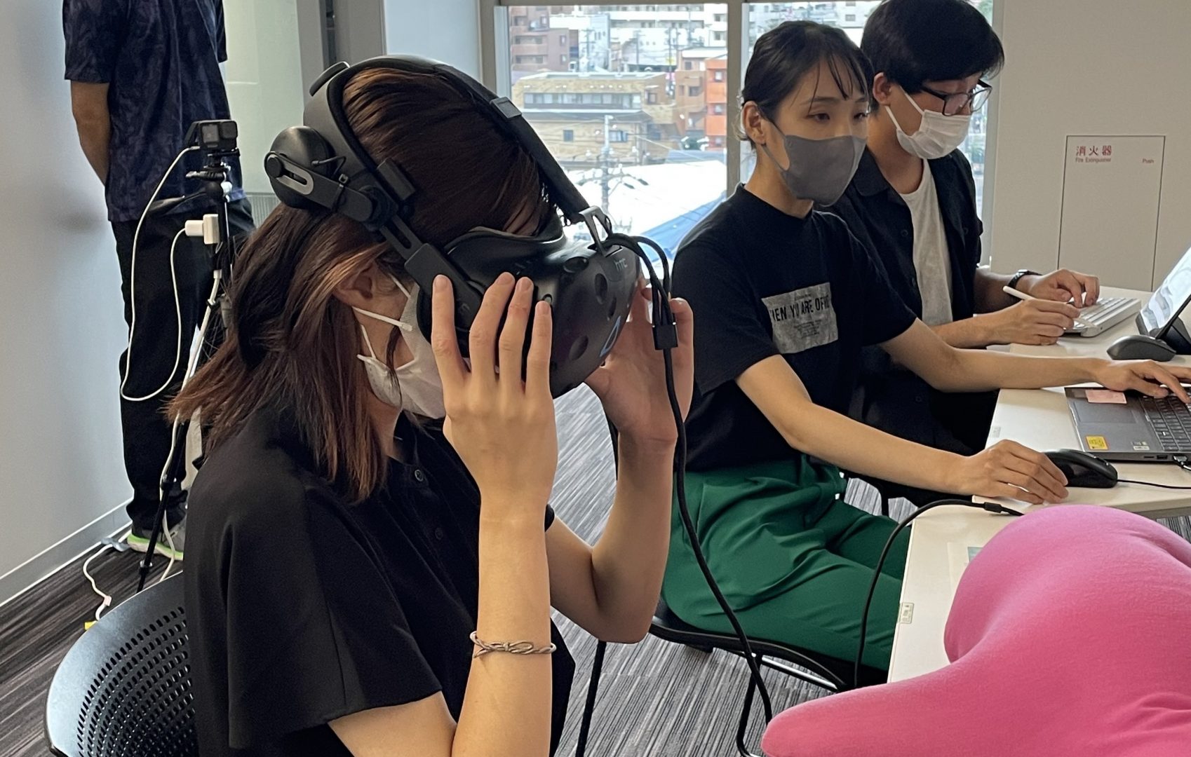 VRの車室内照明空間で感情計測（産学研究）