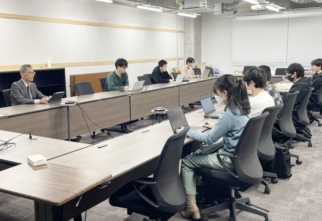 ゼミで研究テーマについて学生と議論する佐川先生