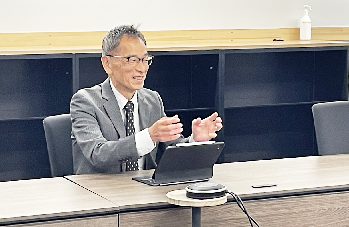 ゼミで指導する佐川雄二先生