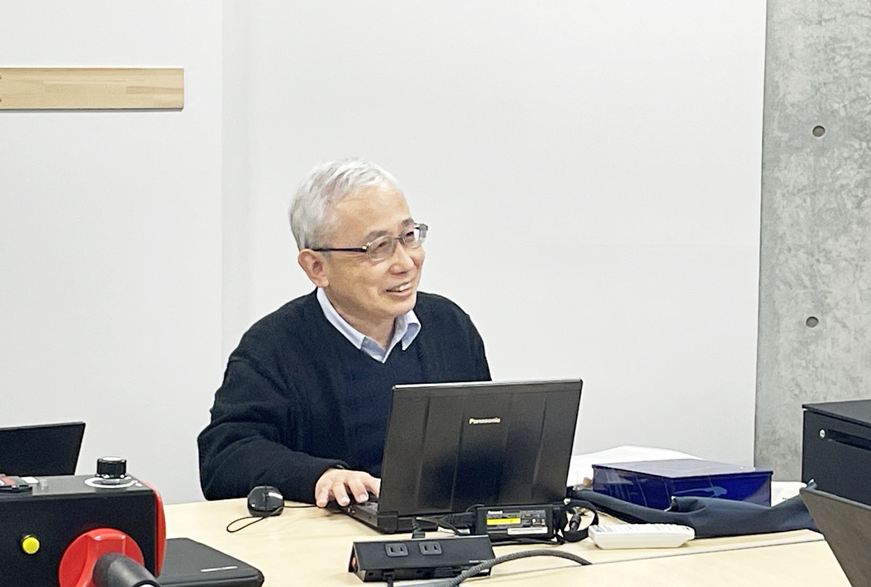 ゼミで指導する山田啓一先生