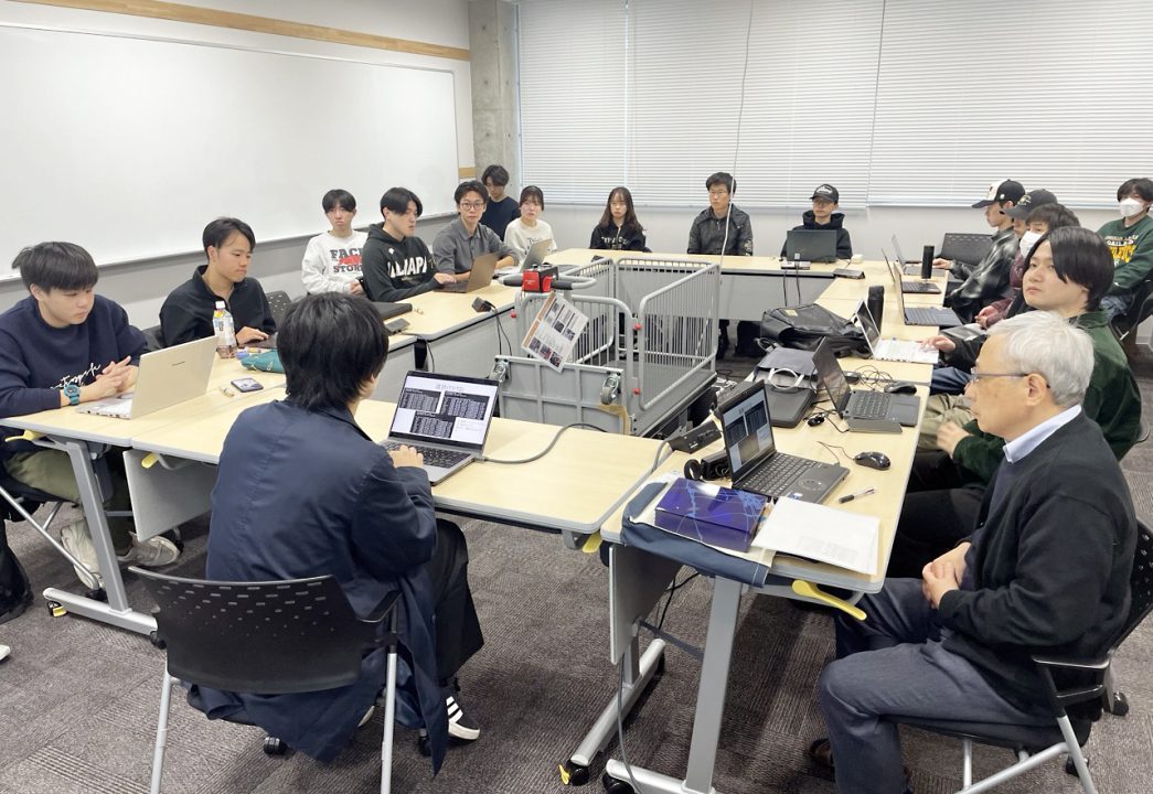 研究室の学生と山田先生