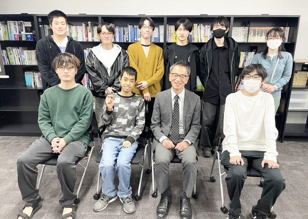 佐川研究室の学生と一緒に