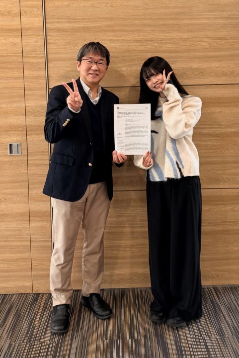 指導教官である寺本篤司 先生（左）と掲載された英文誌と一緒に。