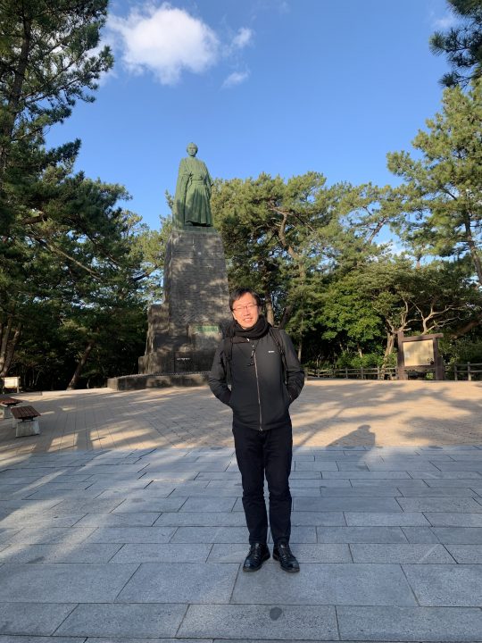 桂浜にて坂本龍馬像の前で