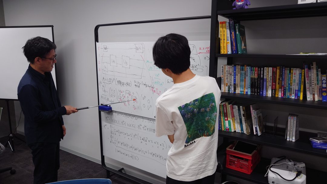 学生と研究議論をしている様子