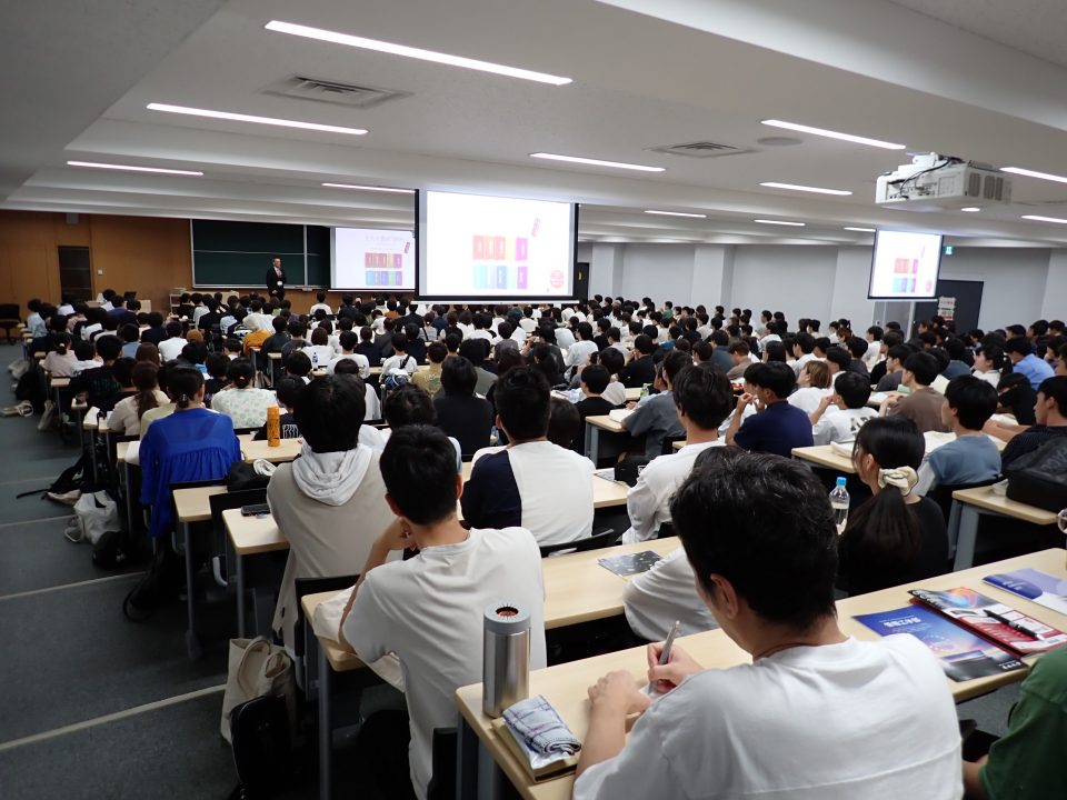 メイン会場(E405)の学部紹介風景 1回目10:15~ 2回目12:00~ 3回目13:15~